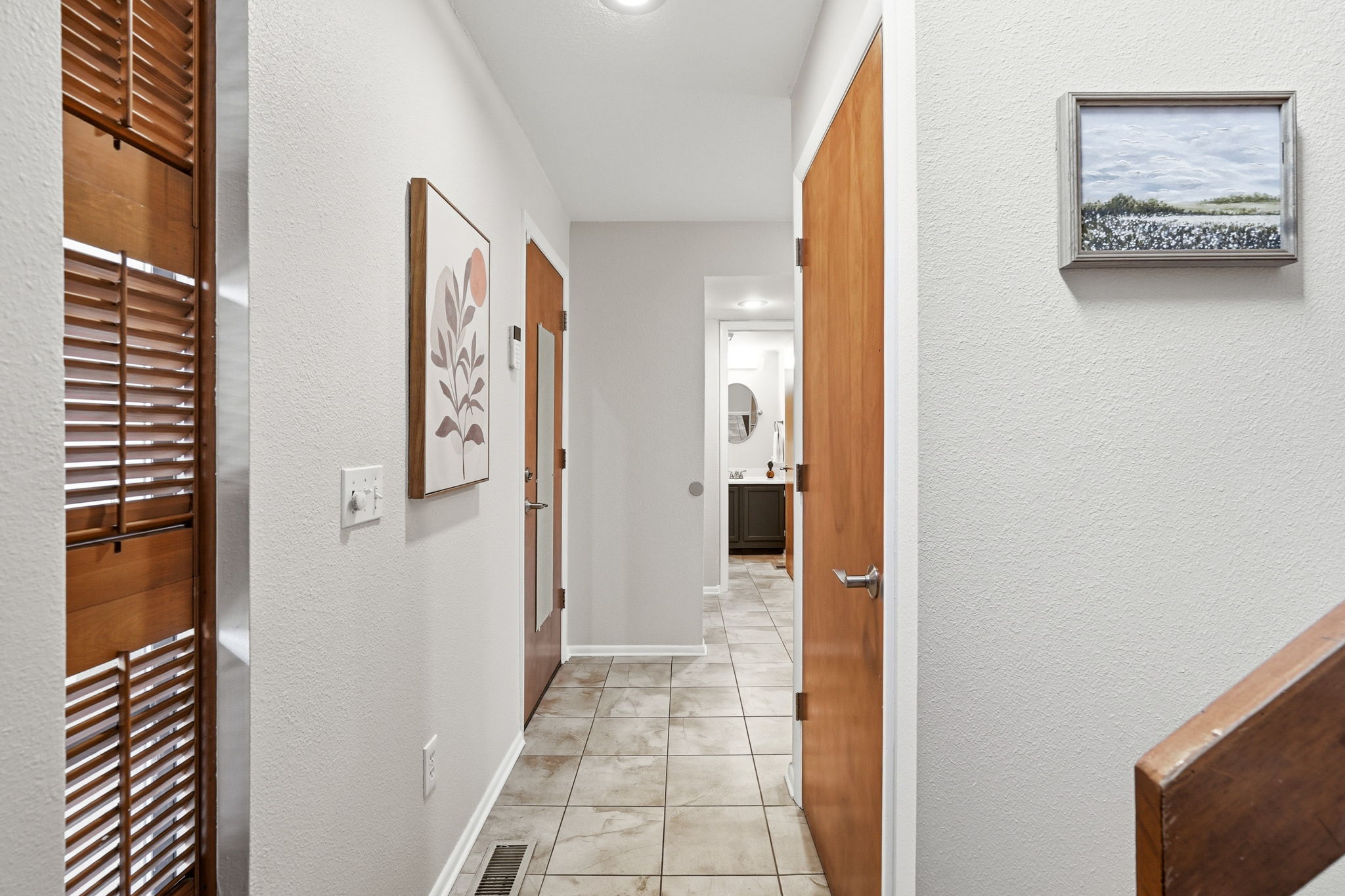 Separate entry way/"drop zone"