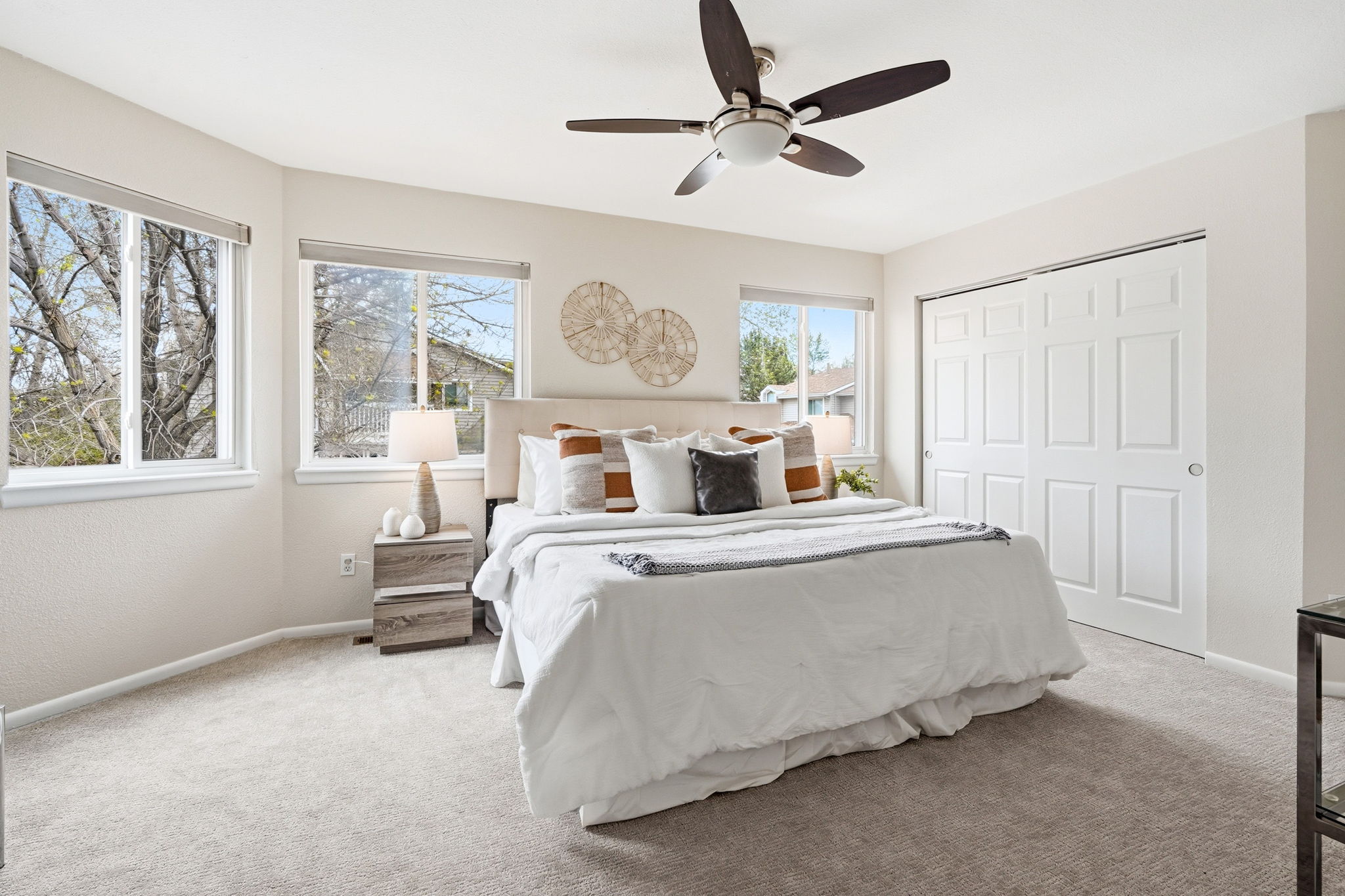 Your large primary ensuite with NEW paint and carpet!