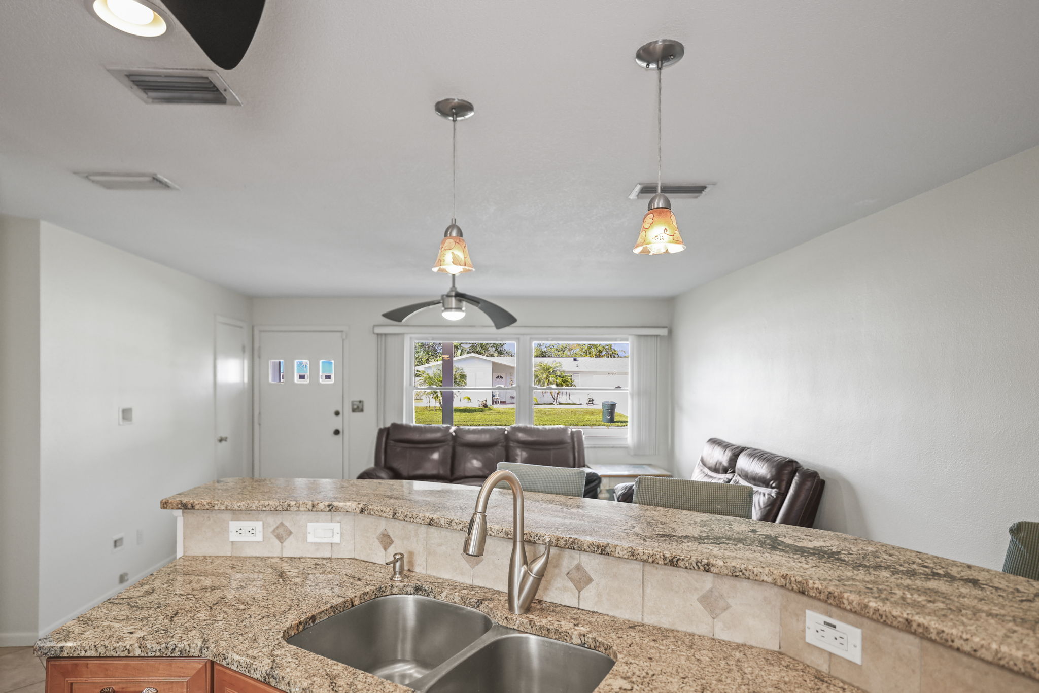 Kitchen into LR - 495A0909