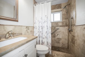 Bathroom 1 - 495A0918