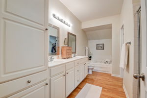 Middlebury Dr-034