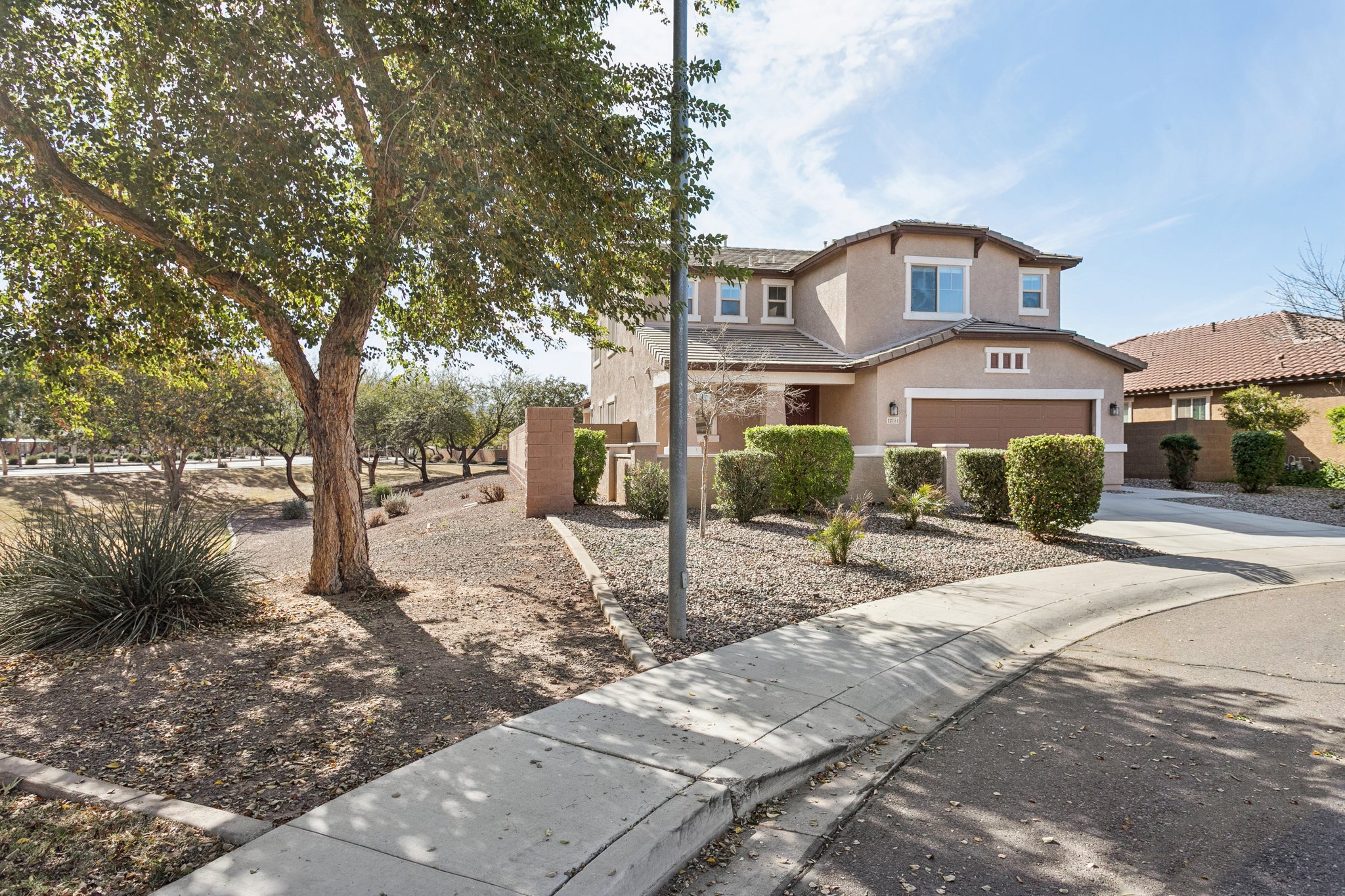 12151 W Davis Ln - 004.jpg