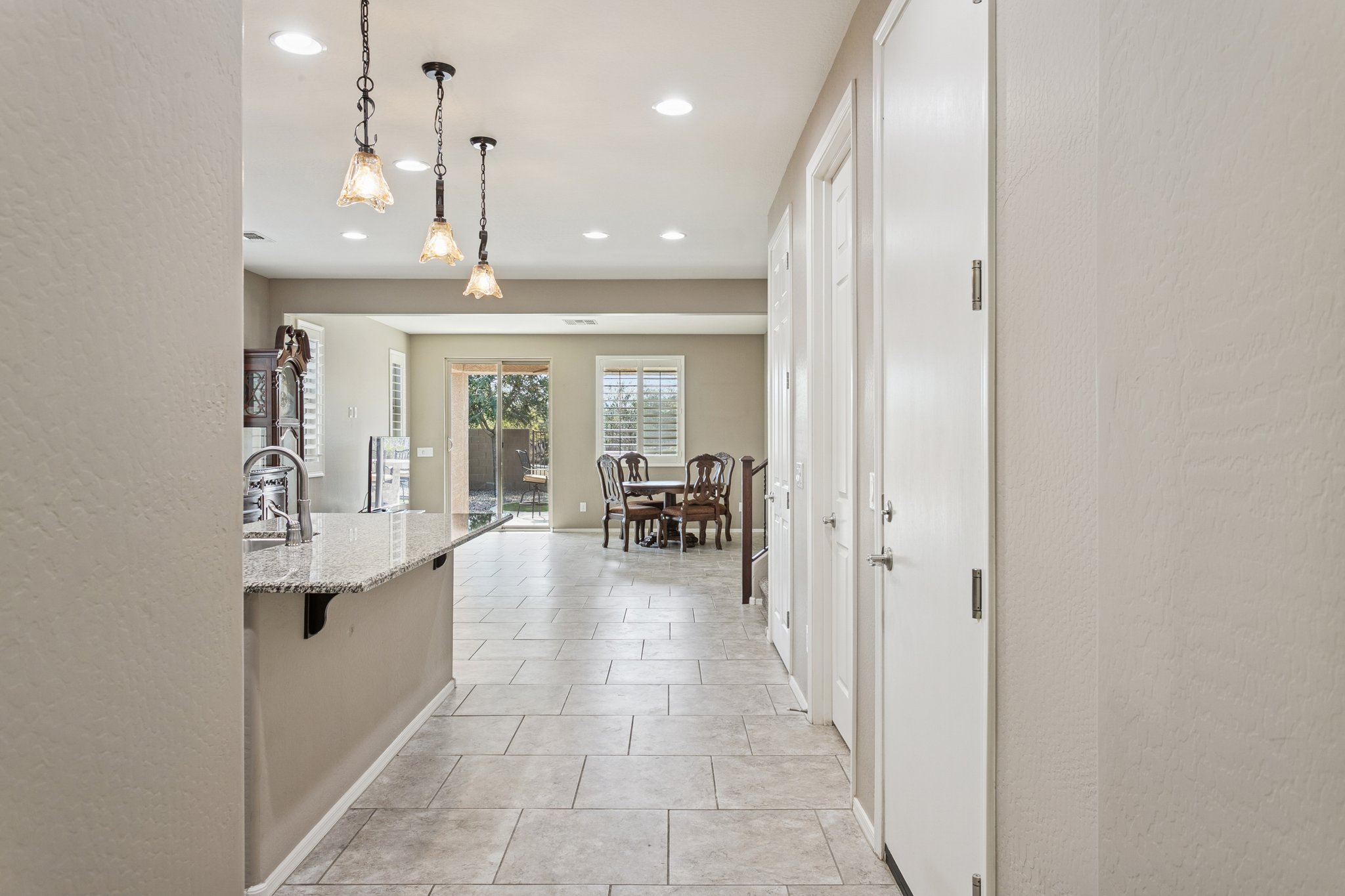 12151 W Davis Ln - 008.jpg