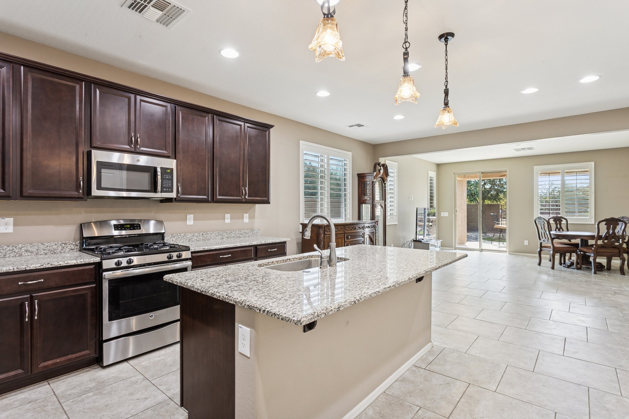 12151 W Davis Ln - 009.jpg