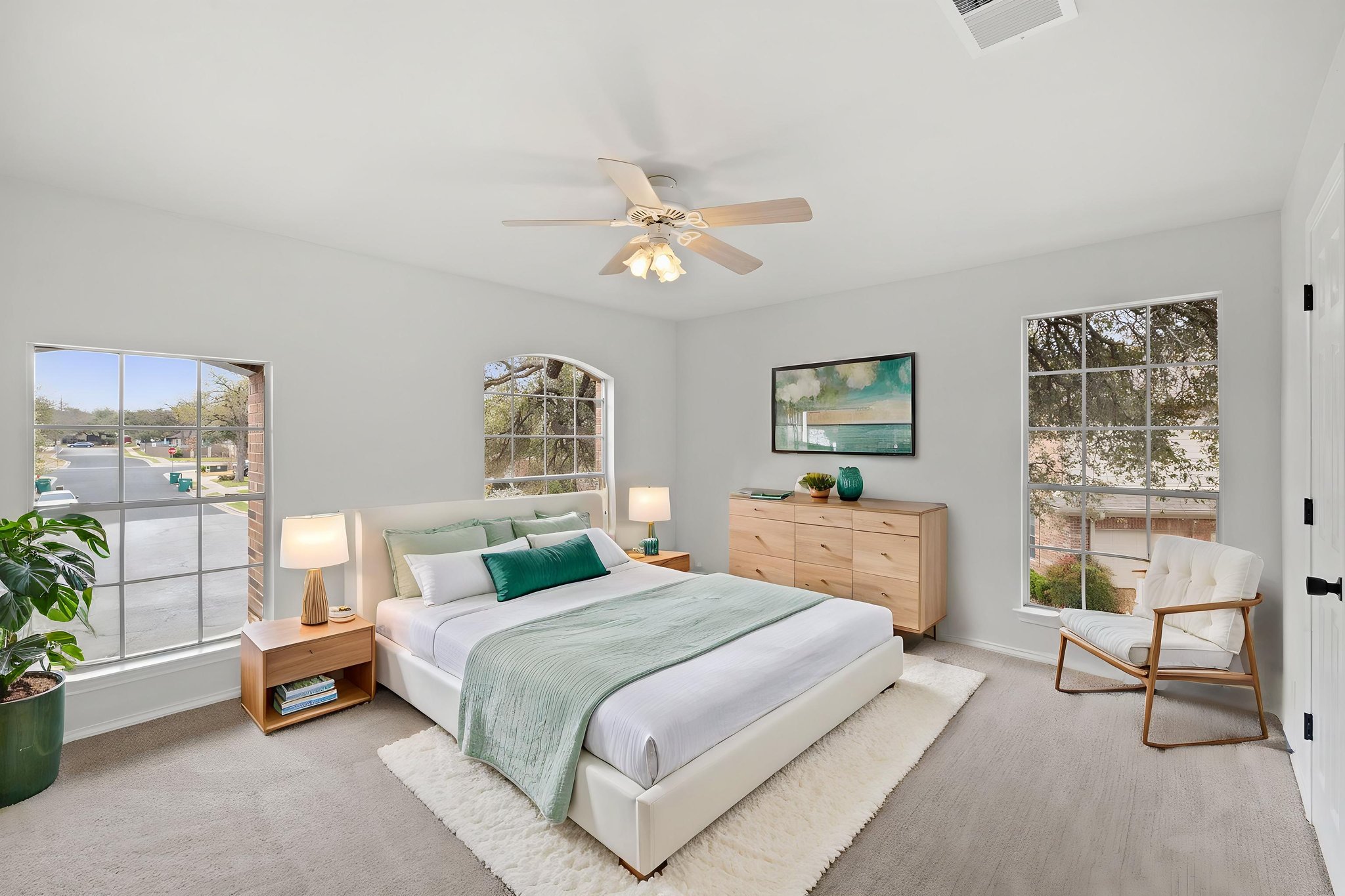 0M6A8741 virtually staged.jpeg