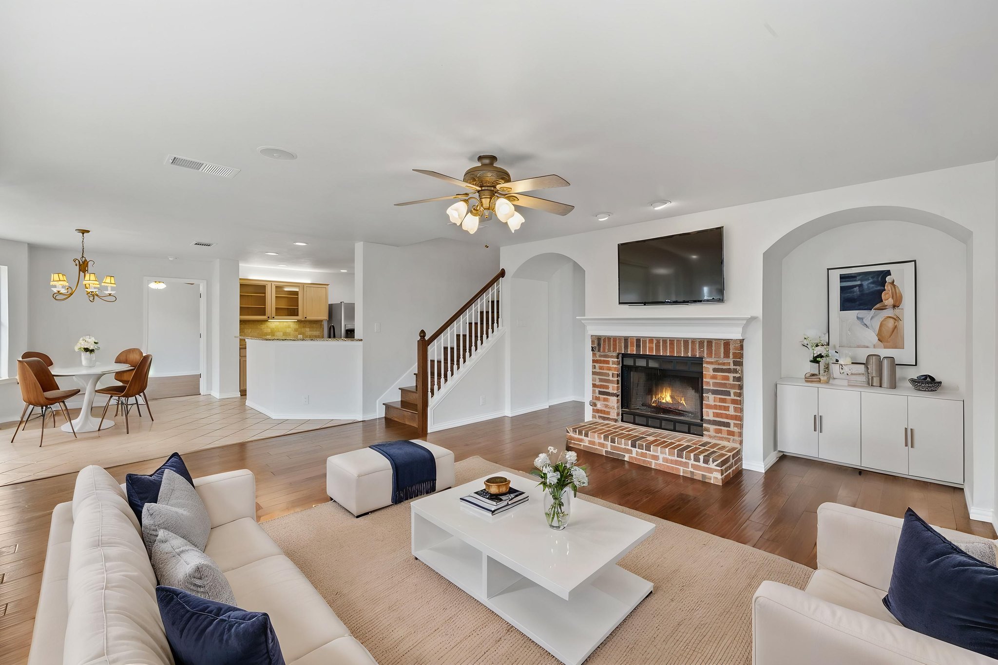 0M6A8636 virtually staged.jpeg