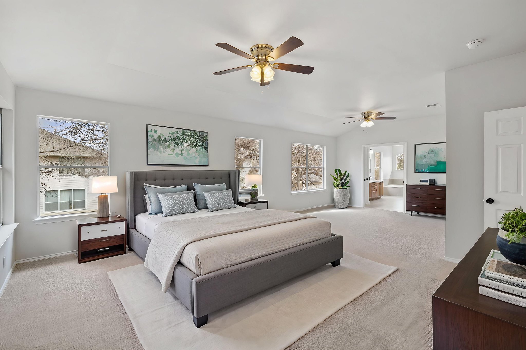 0M6A8811 virtually staged.jpeg