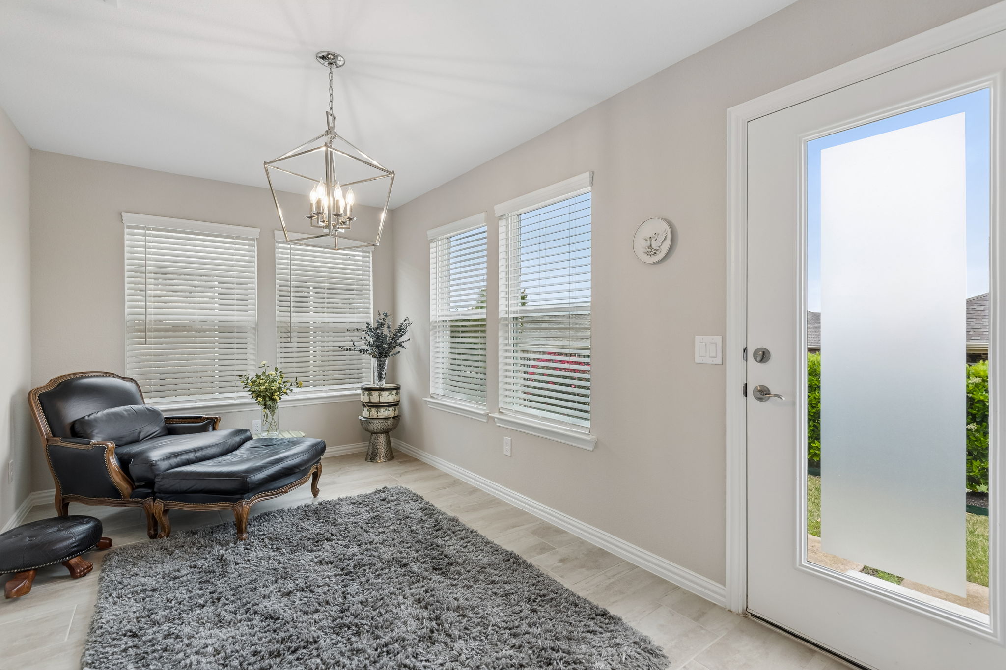 sunroom  w door to backyard