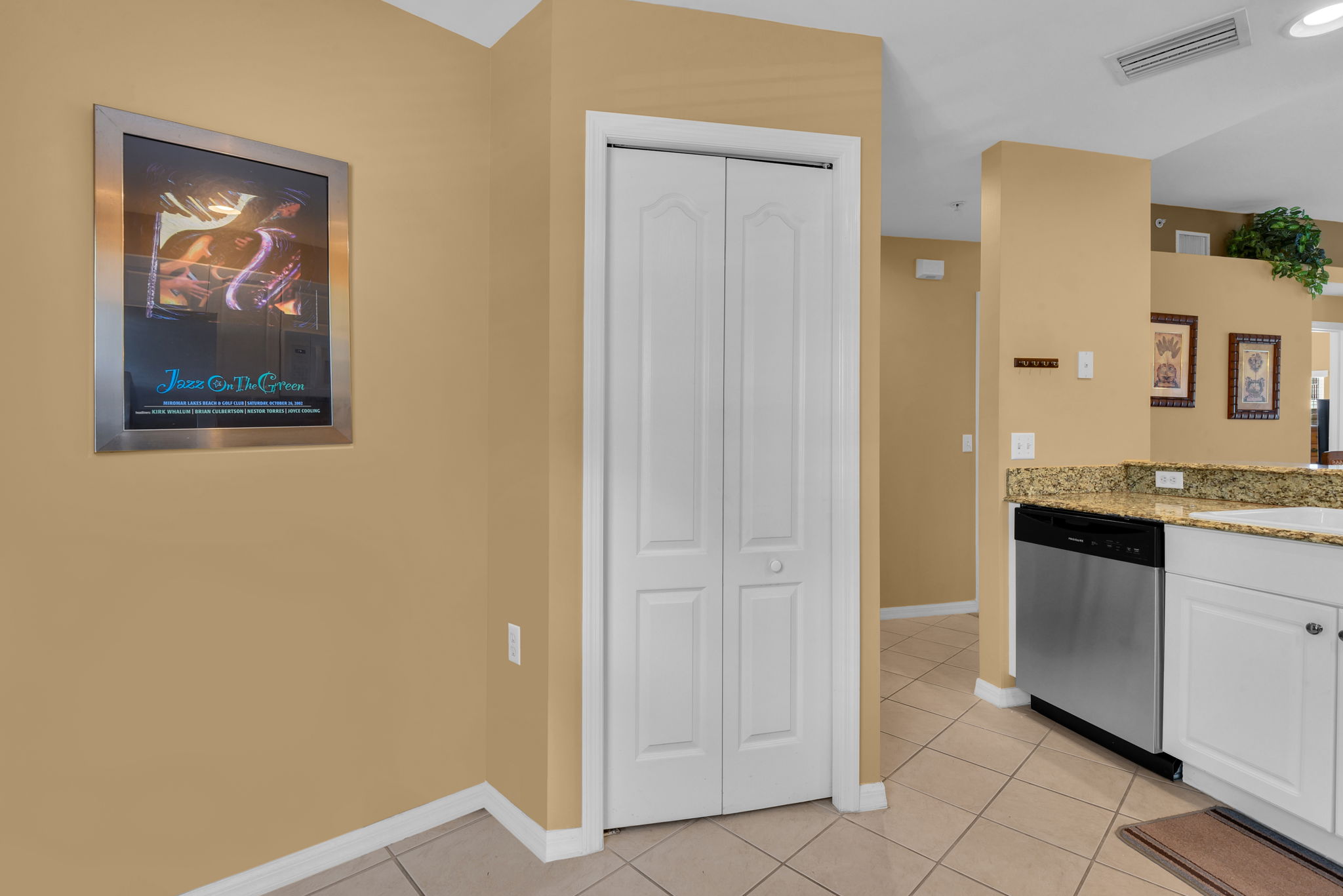 Kitchen w/ Pantry