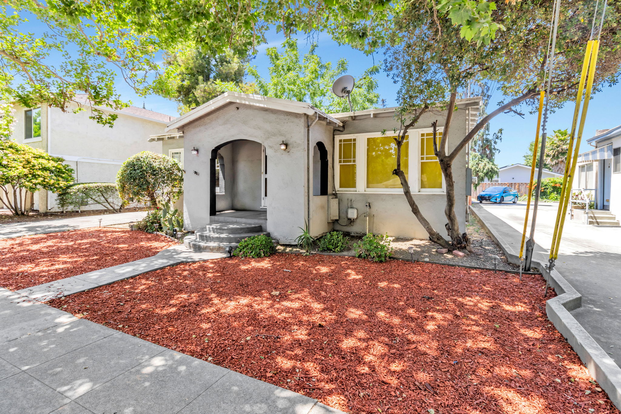 Easy to Maintain Front Yard Space!
