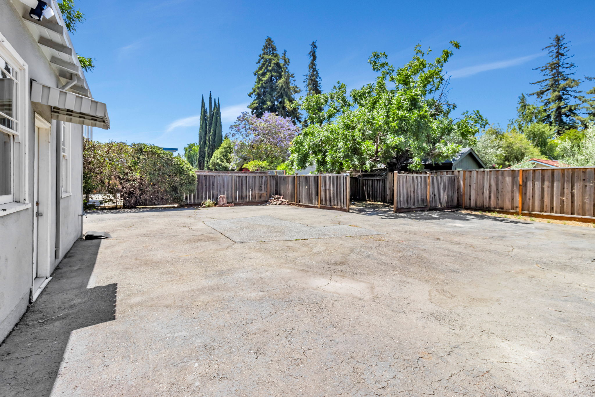 Huge Open Backyard Space with Plenty of Room for A Home Gym Setup, Outdoor Entertaining, Play!