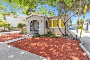 Easy to Maintain Front Yard Space!