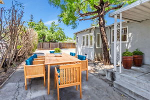 Enjoy Casual Outdoor Entertaining!