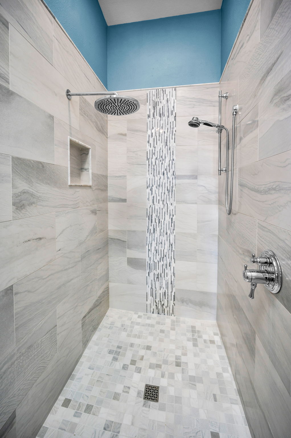 Upper Level Primary Bathroom1b