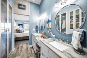 Upper Level Primary Bathroom1c