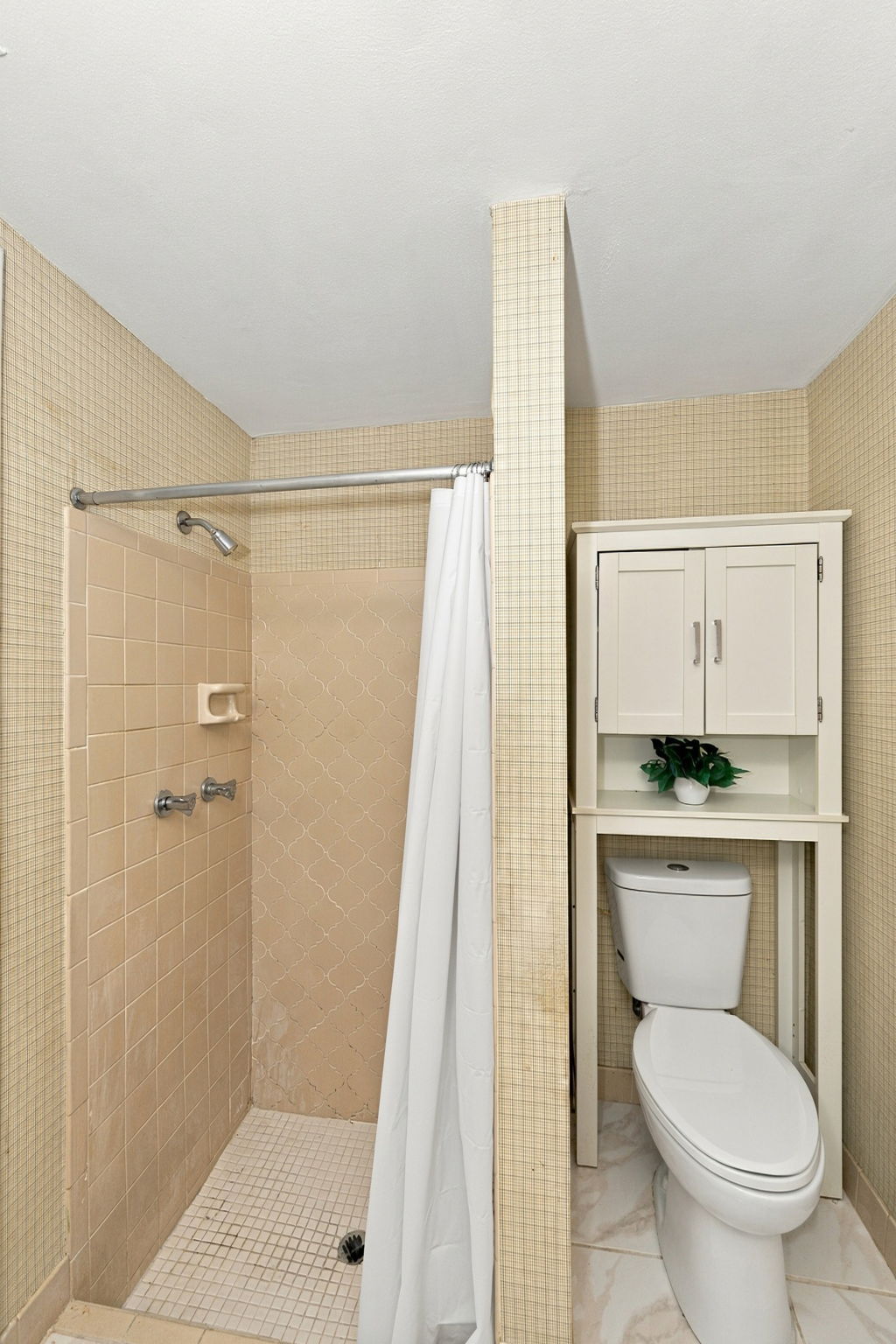 Primary Bathroom 1b