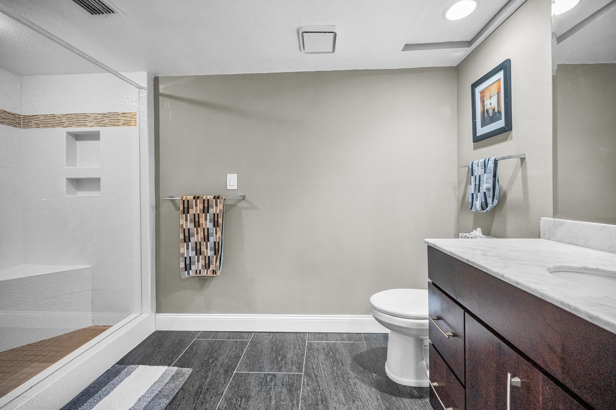 Upper Level Primary Bathroom1c