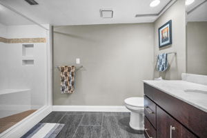 Upper Level Primary Bathroom1c