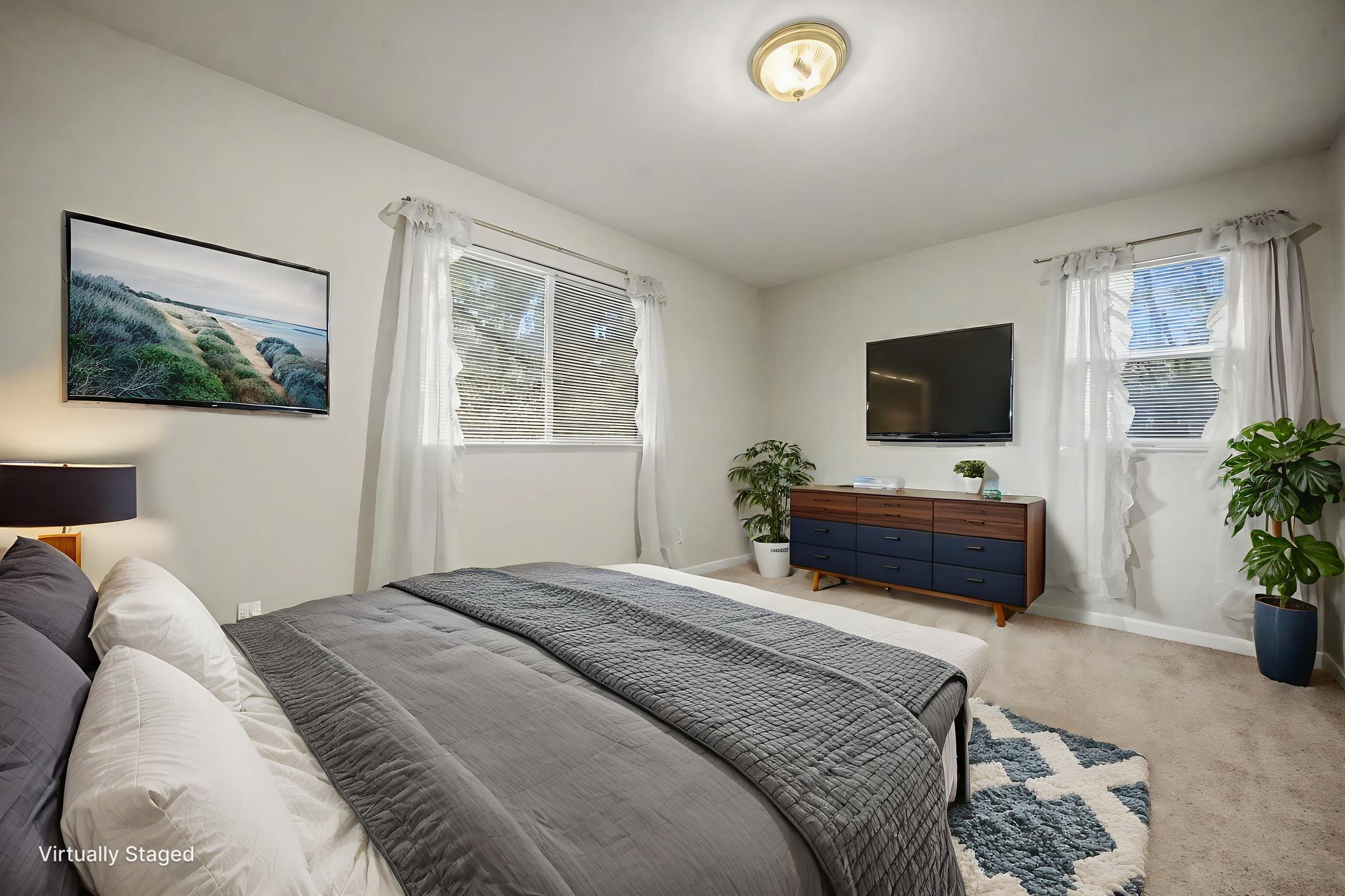 DSC03984 virtually staged.jpeg