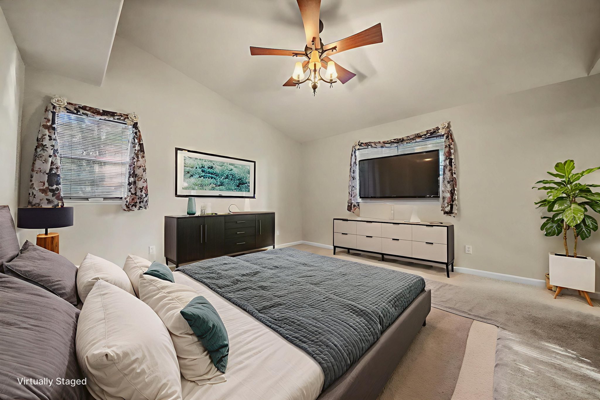 DSC03990 virtually staged.jpeg