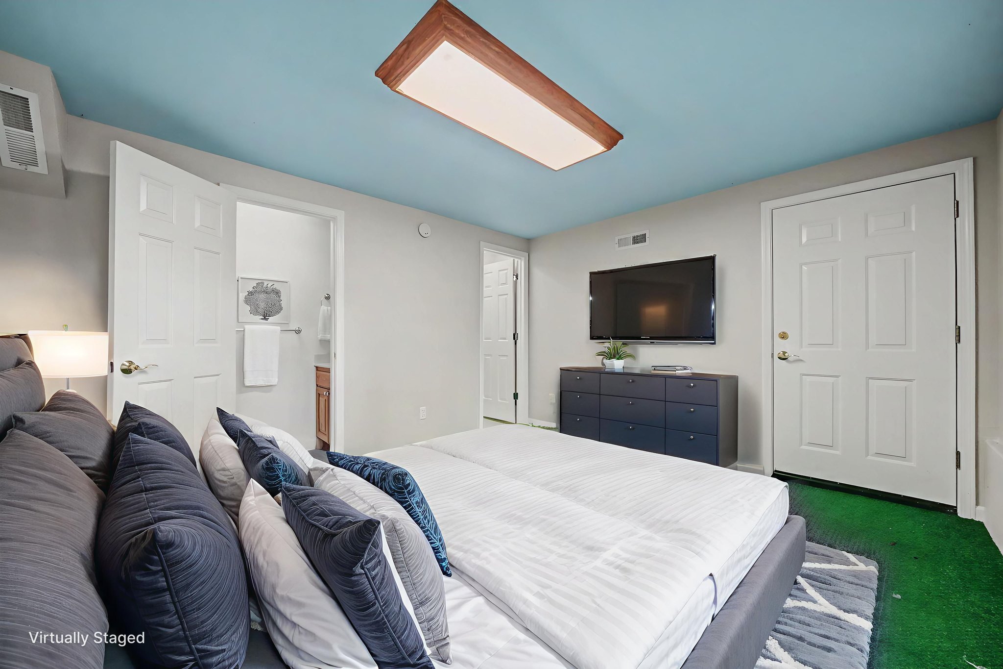 DSC03960 virtually staged.jpeg