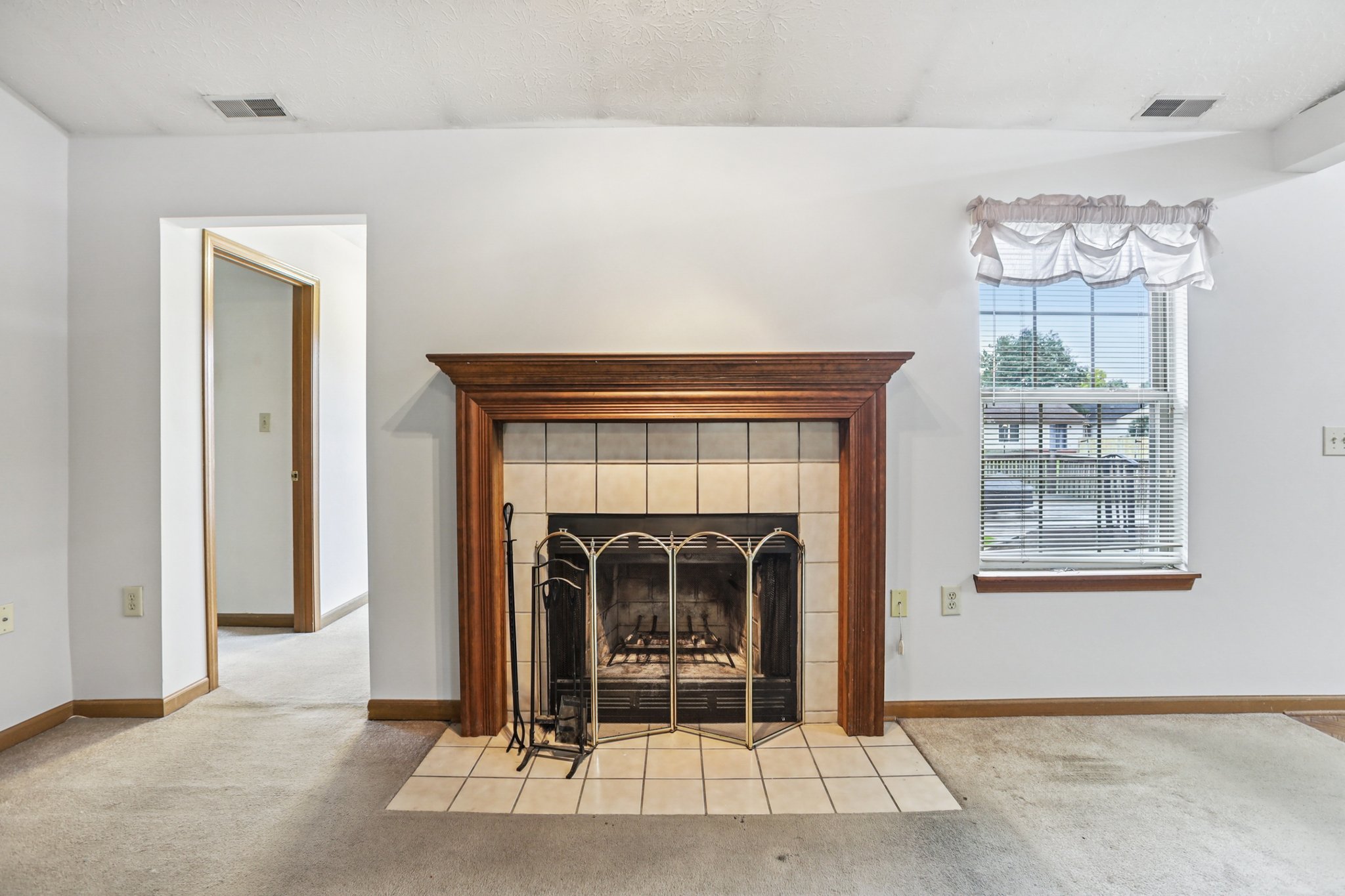 Laurelwood Ct-S0108-009.jpg