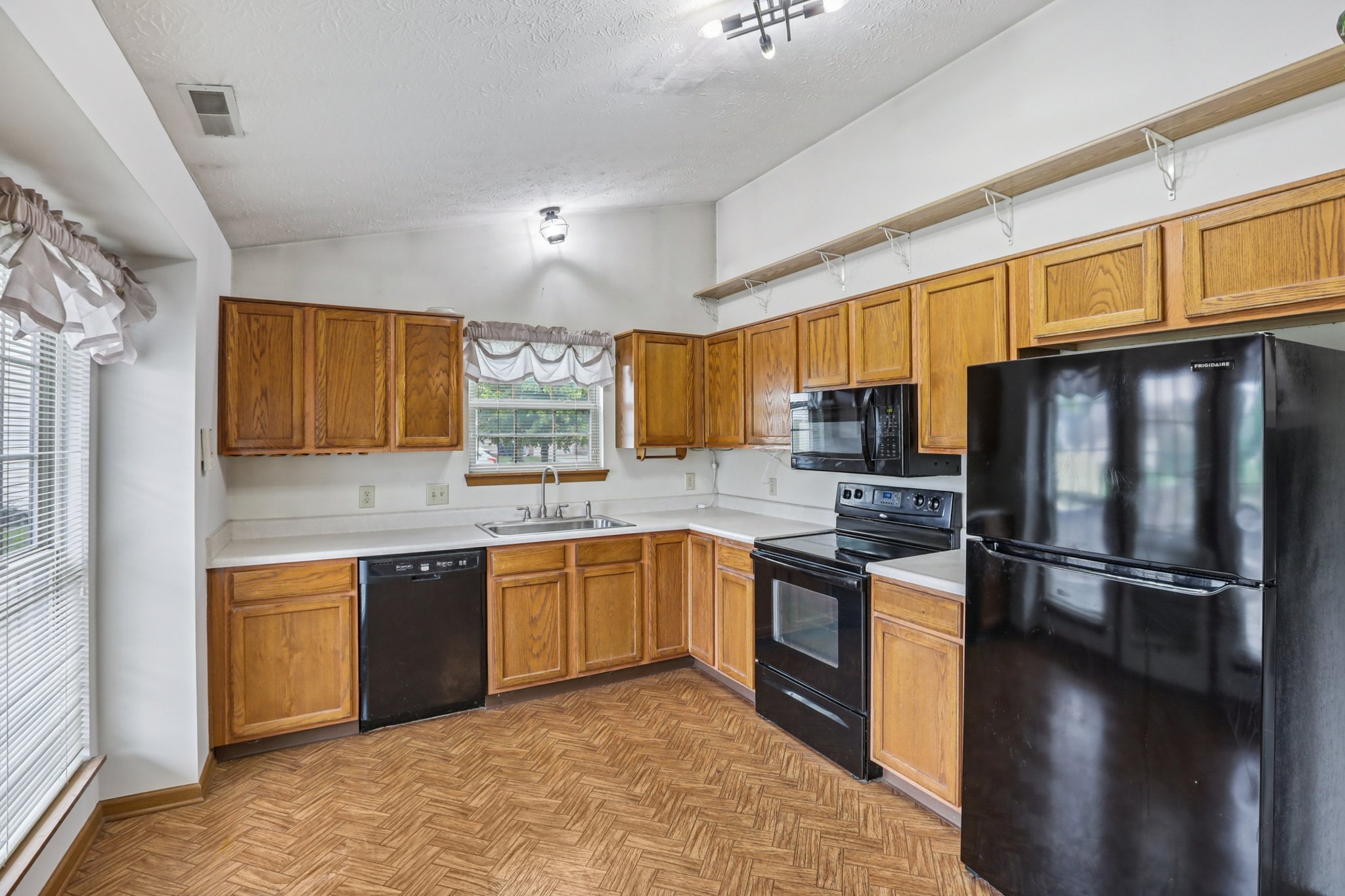 Laurelwood Ct-S0108-010.jpg