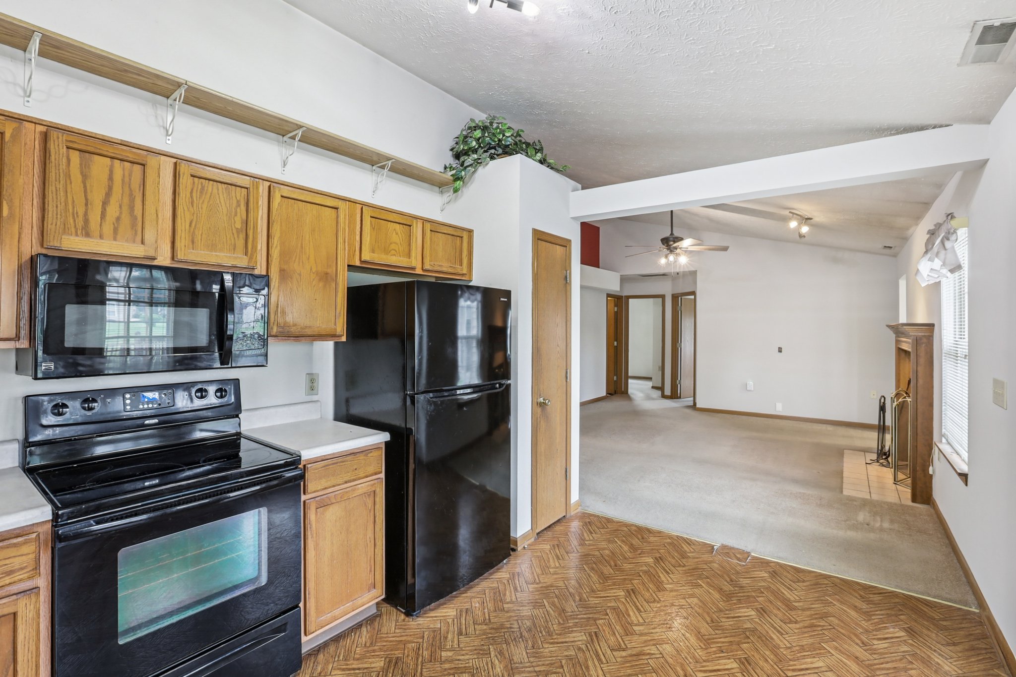 Laurelwood Ct-S0108-011.jpg