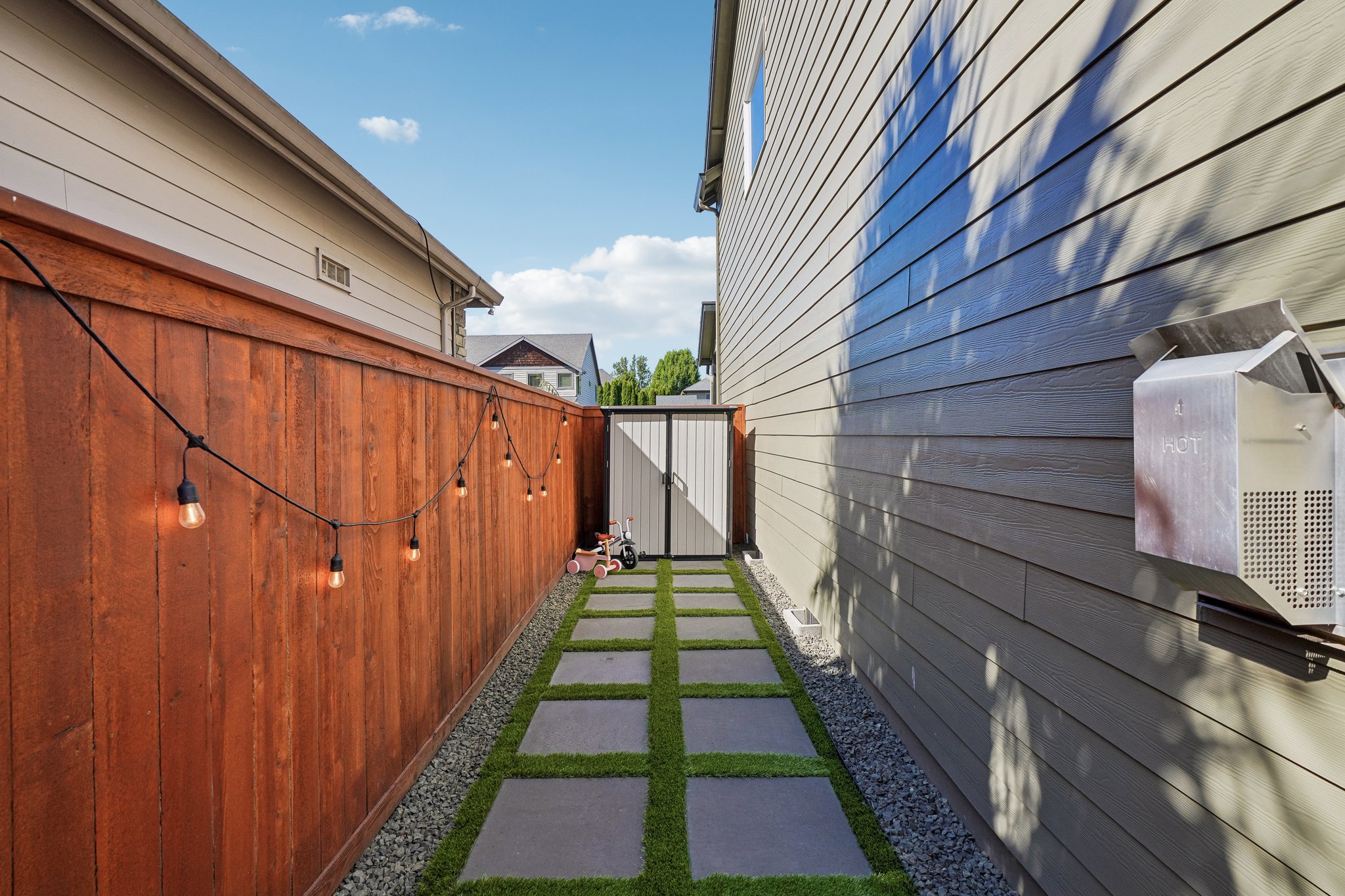 NE 104th St-S1905-078r.jpg
