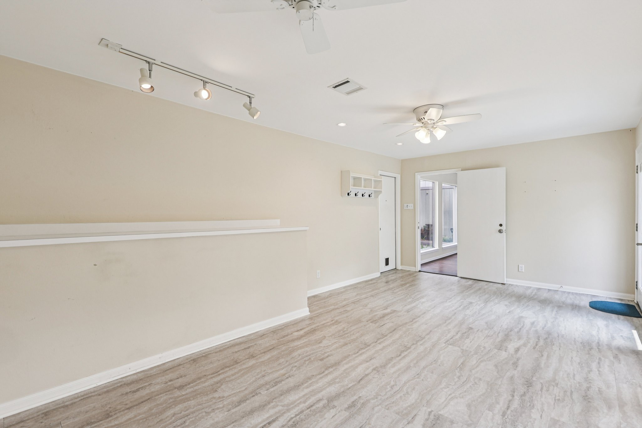 Briar Forest Dr-S0409-024.jpg