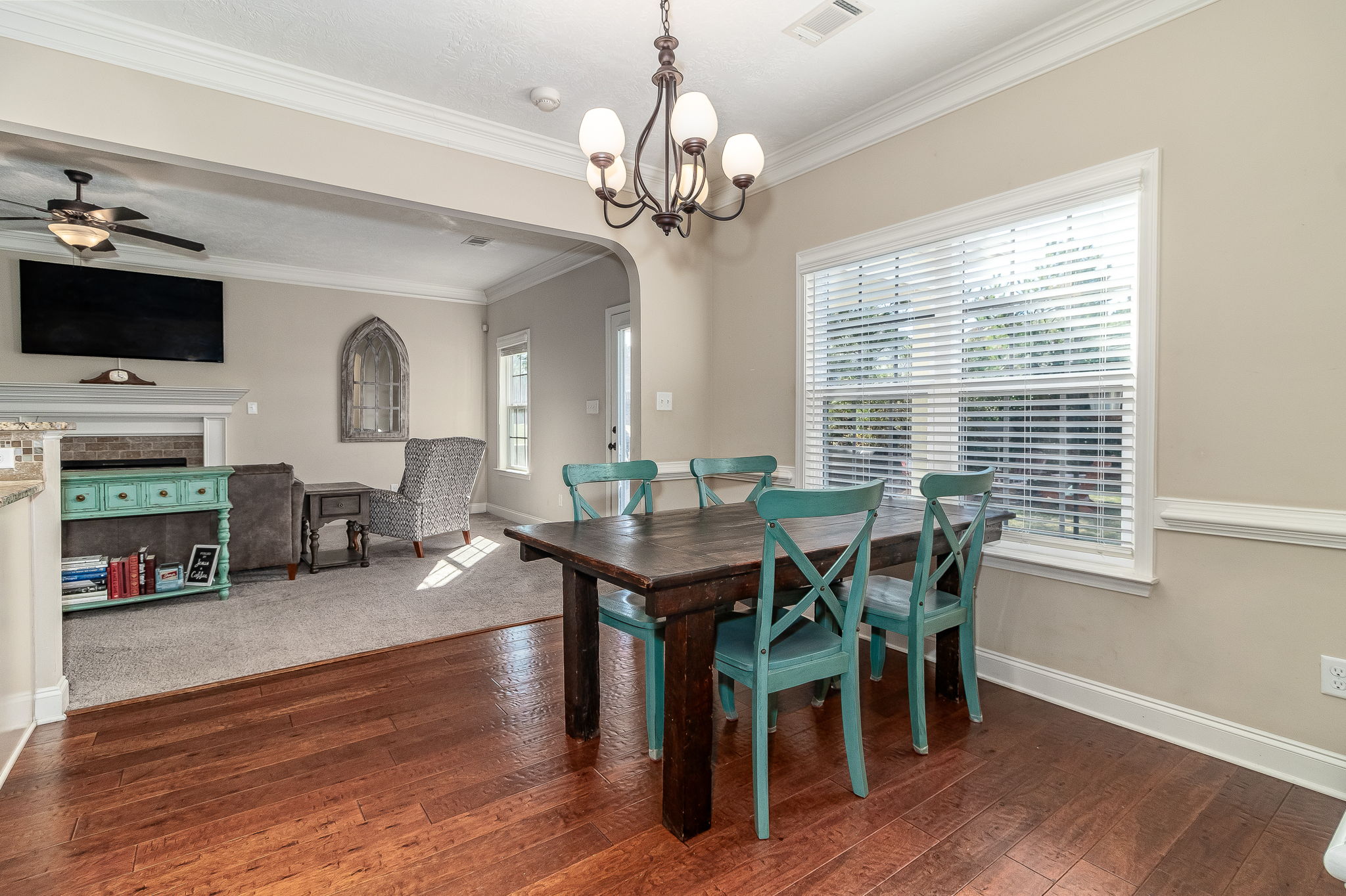 Breakfast Area/Living Room