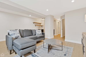 1227 N Artesian Ave_040