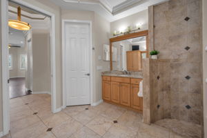 Primary Bathroom1e