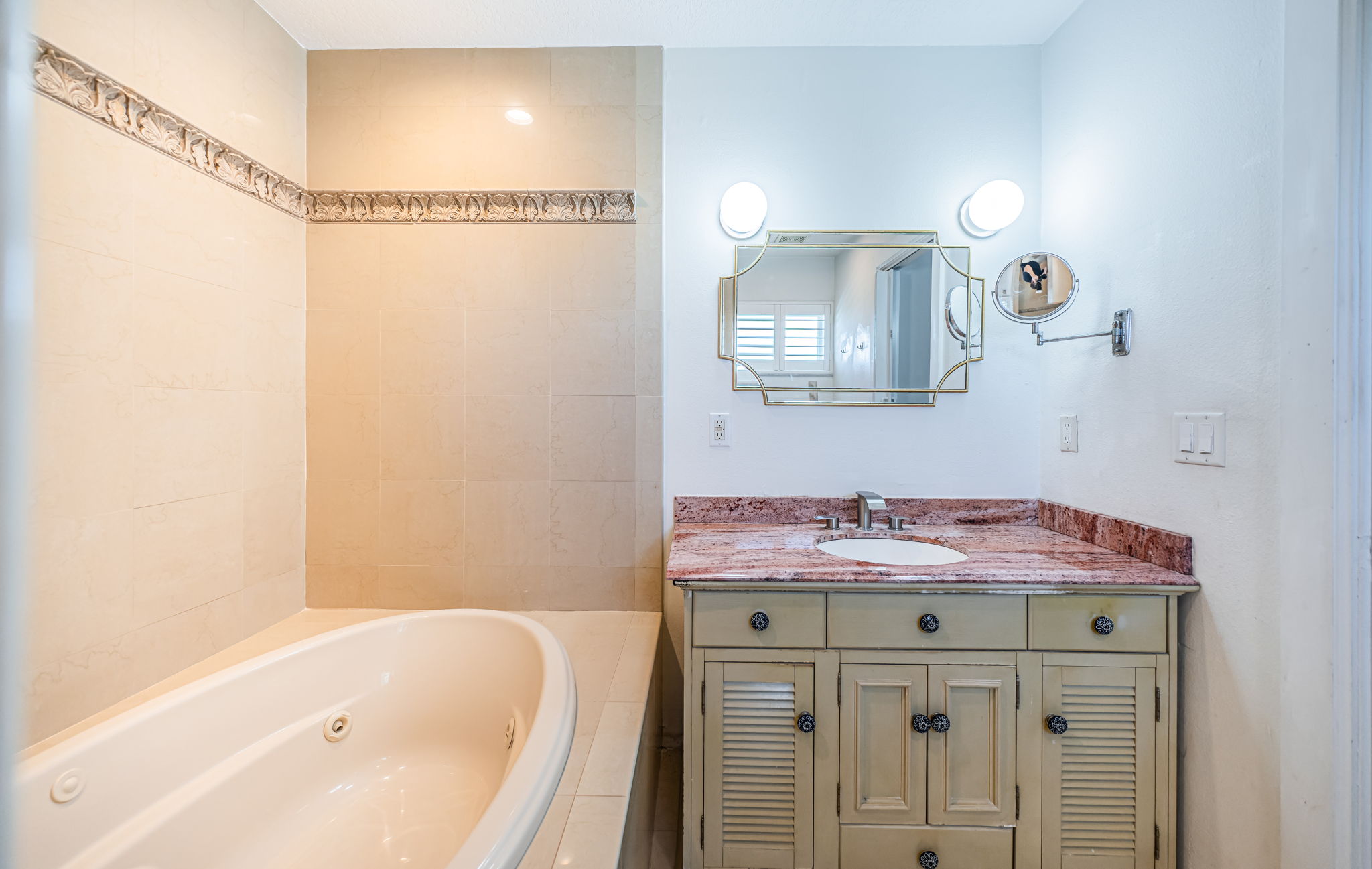 Upper Level Primary Bathroom1c