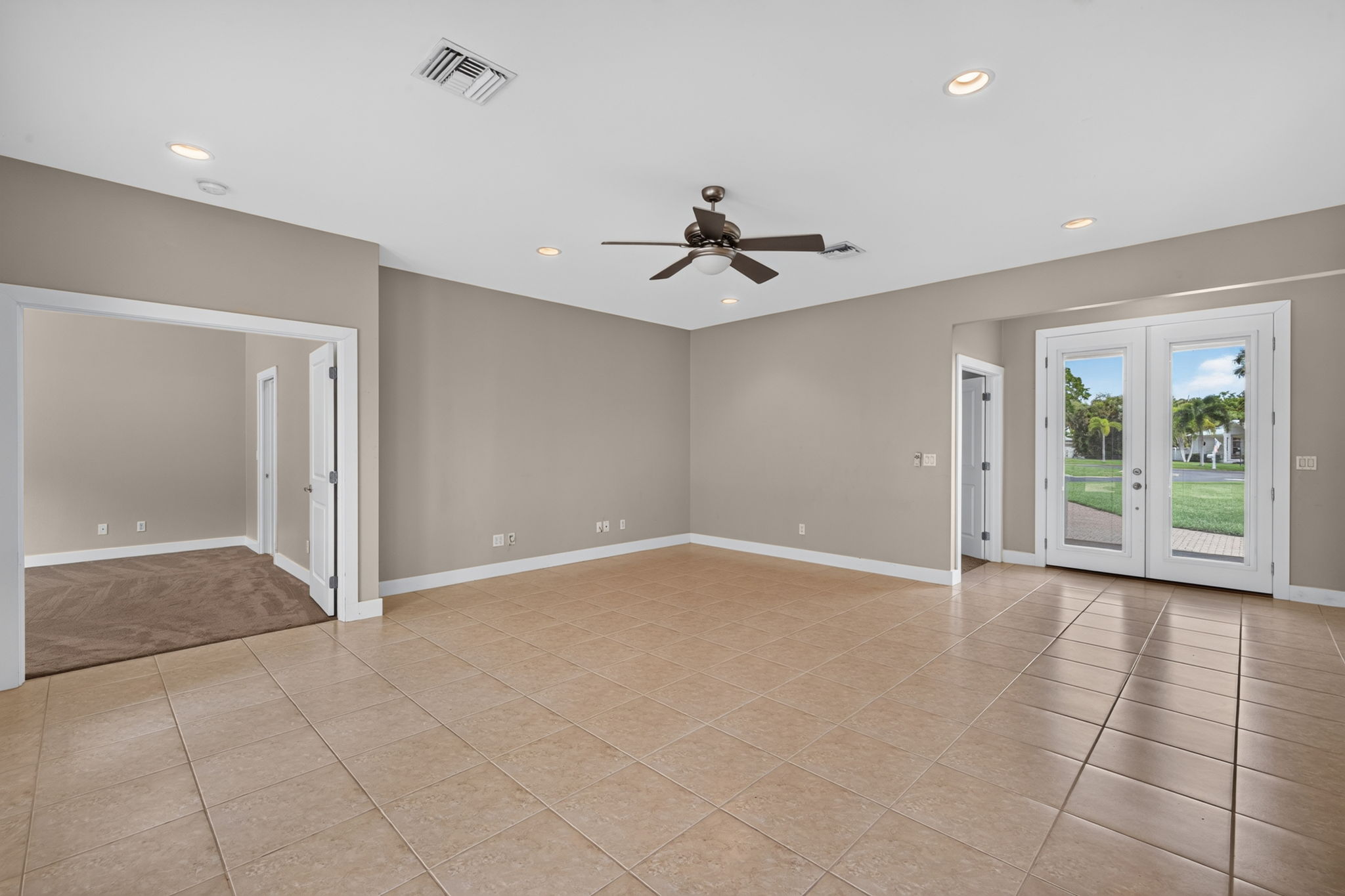 5-Living Room 3 of 4