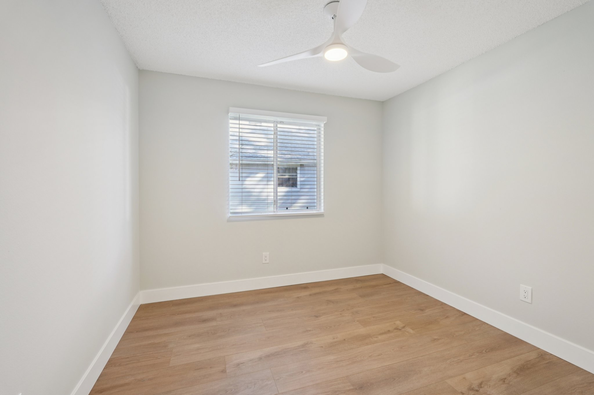 Edgewater Cir-S0411-013.jpg