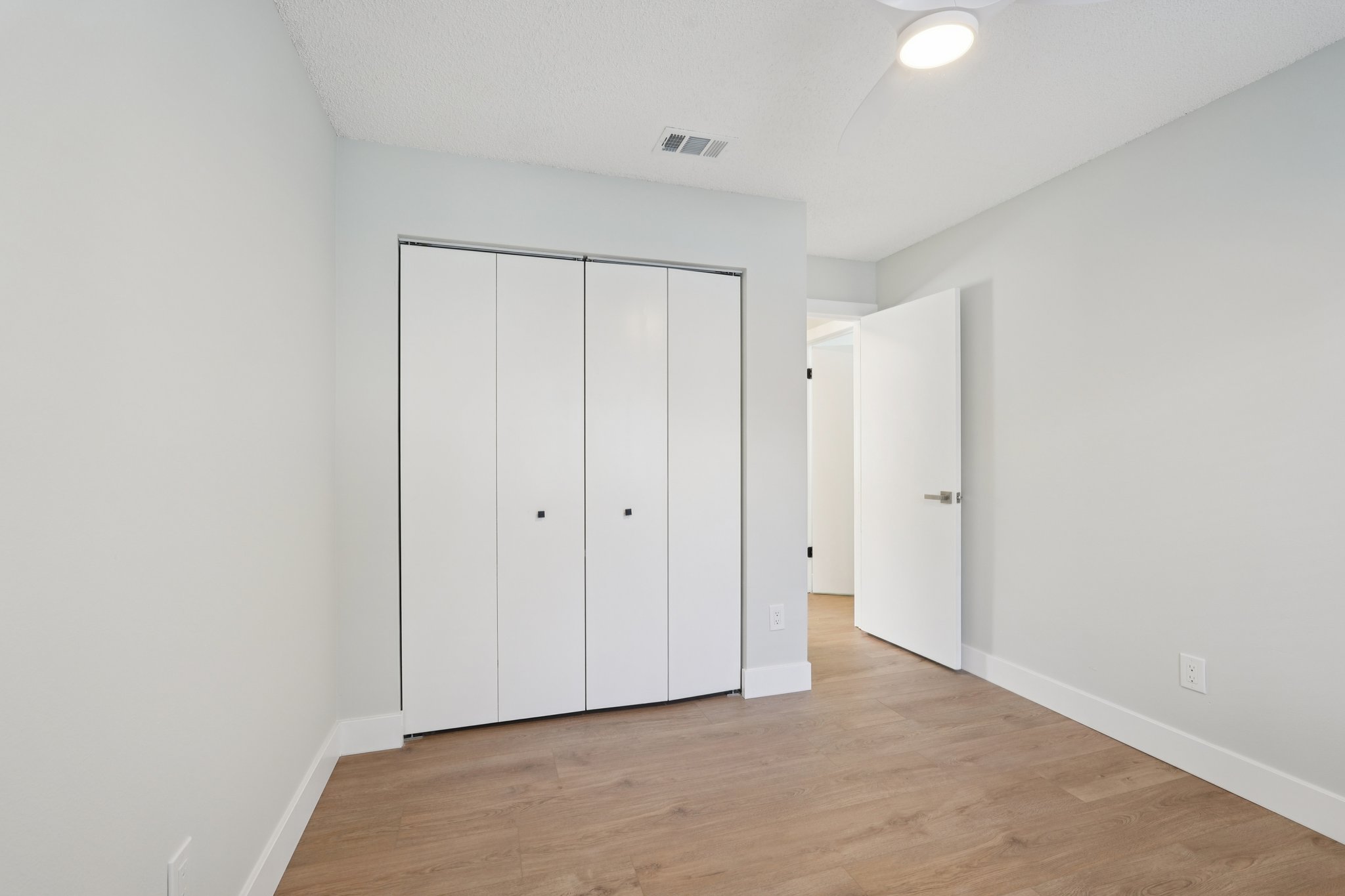 Edgewater Cir-S0411-014.jpg