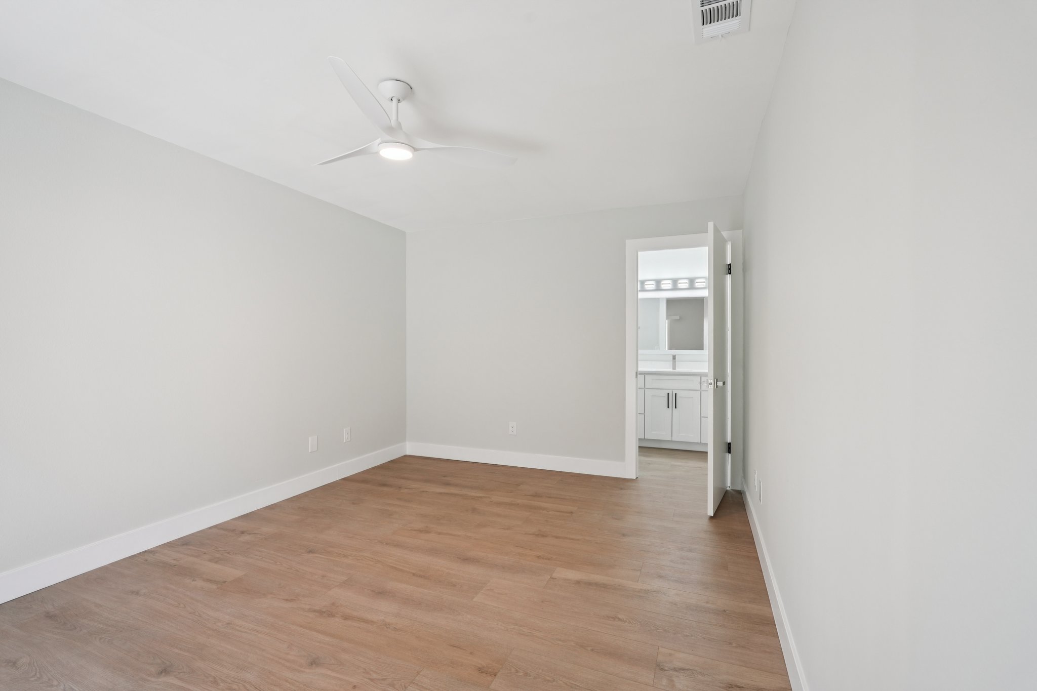 Edgewater Cir-S0411-016.jpg