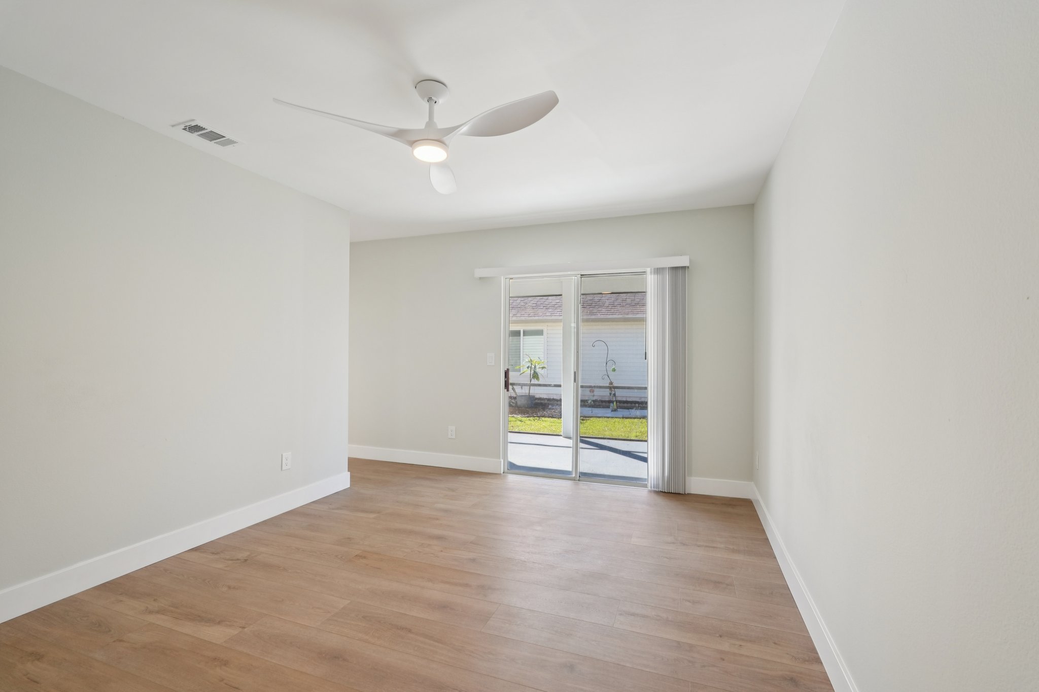 Edgewater Cir-S0411-017.jpg