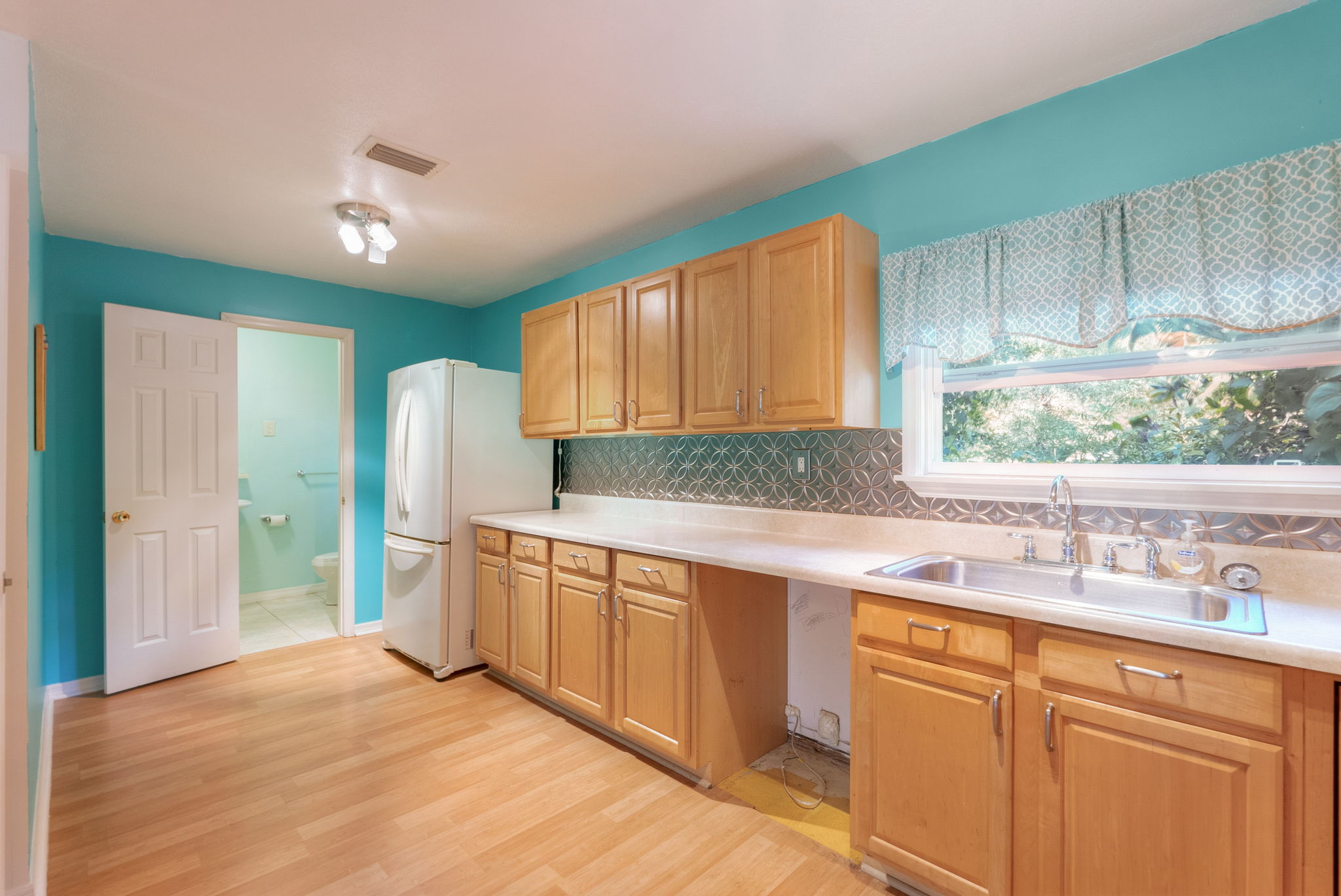 N Oakleaf Ave-019