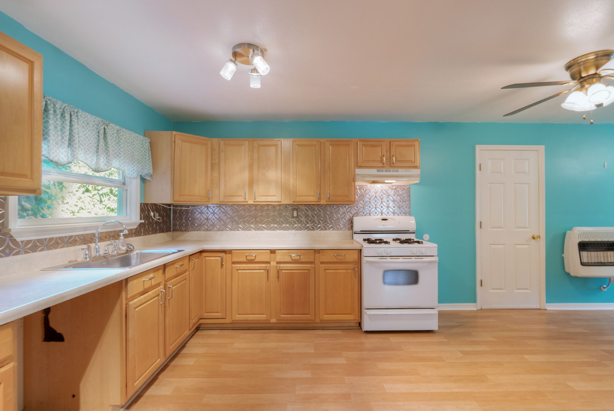 N Oakleaf Ave-018