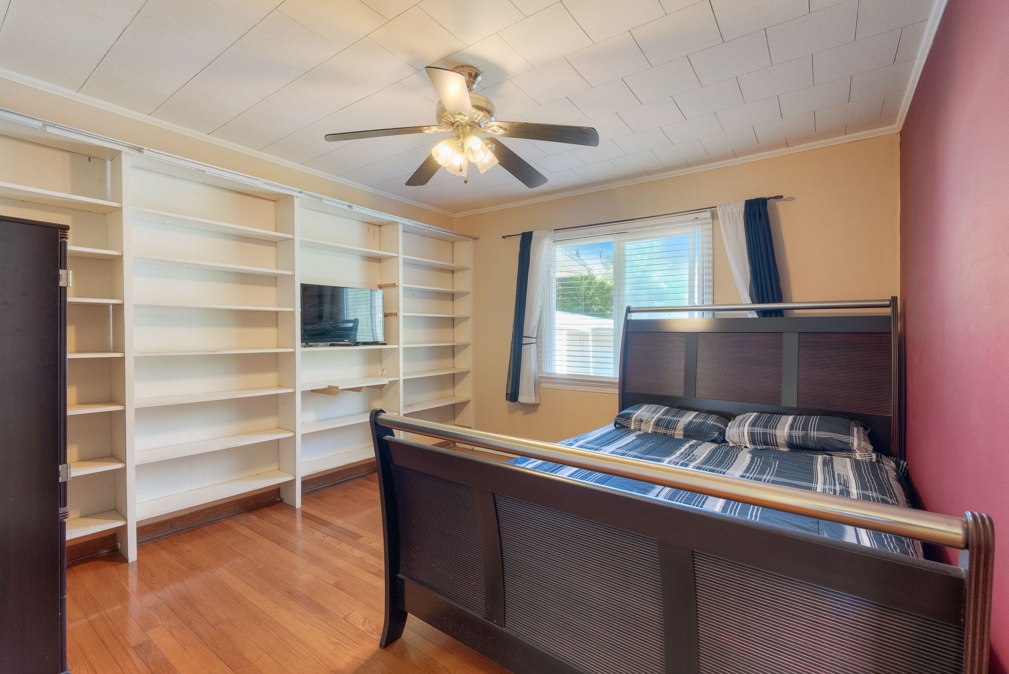 N Oakleaf Ave-020