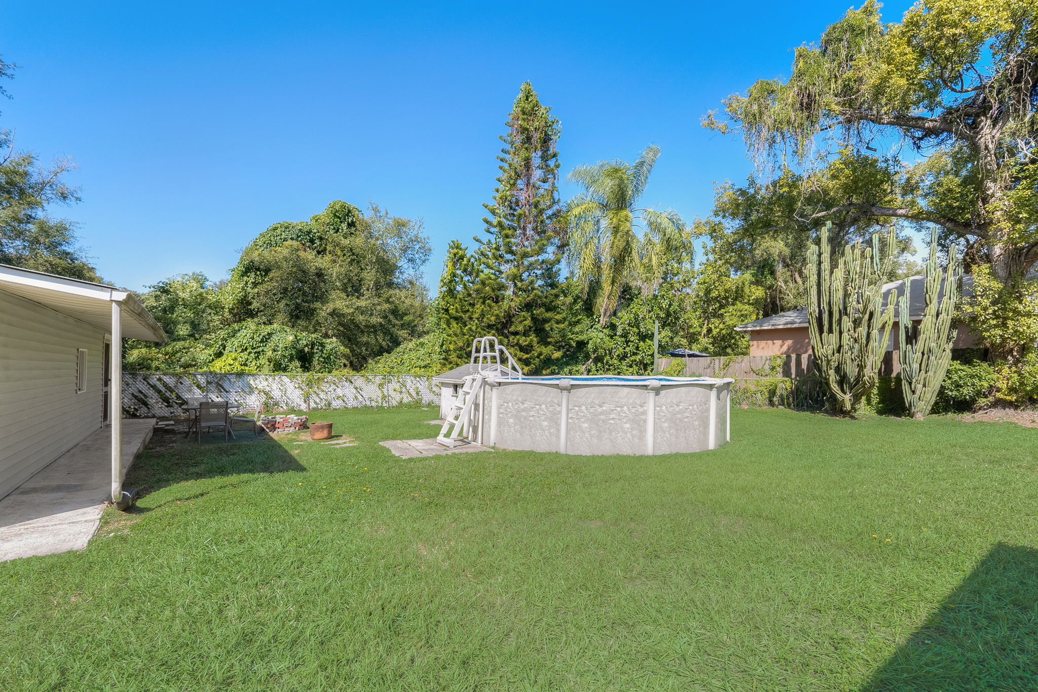 N Oakleaf Ave-034