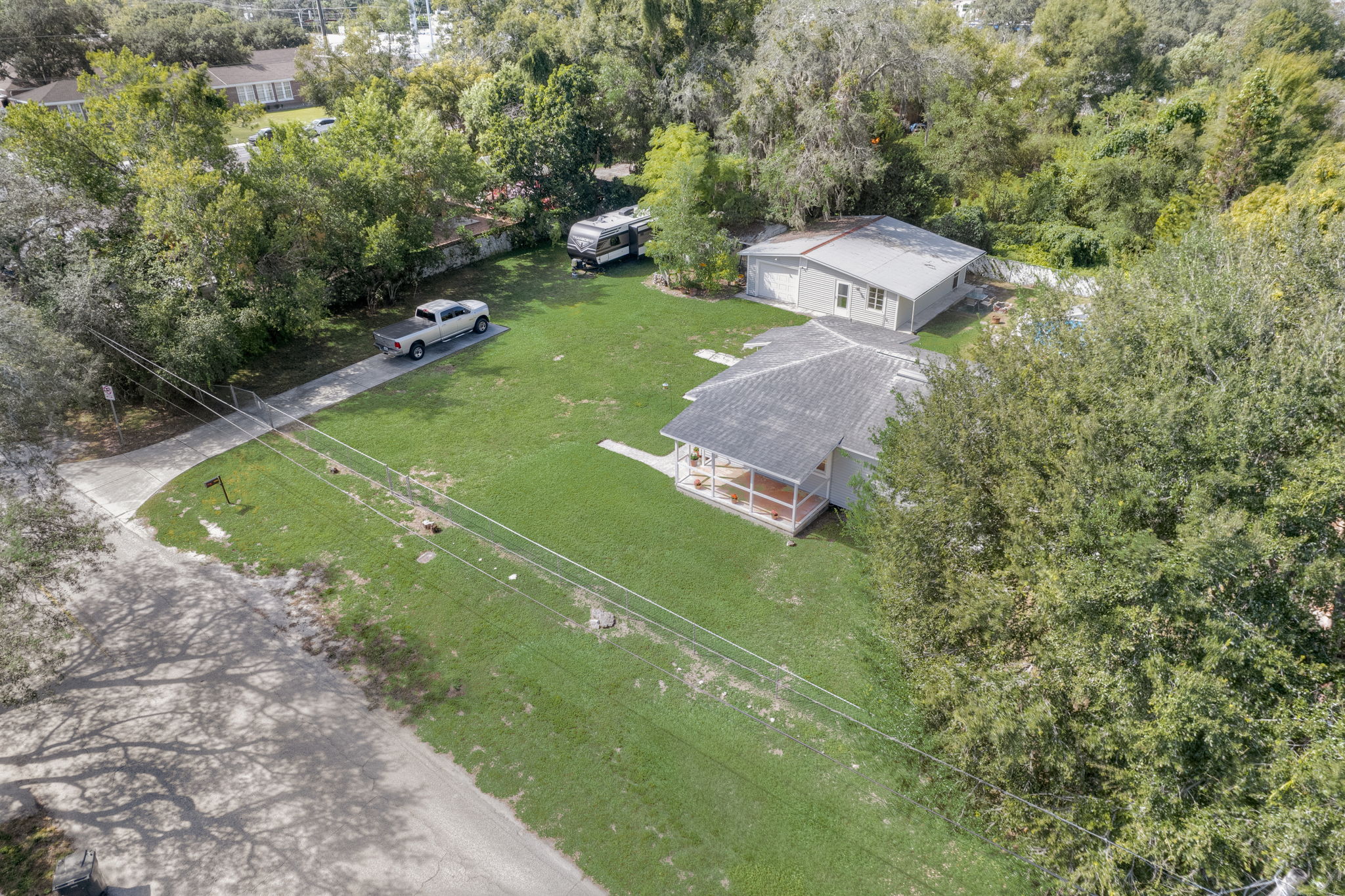 N Oakleaf Ave-046