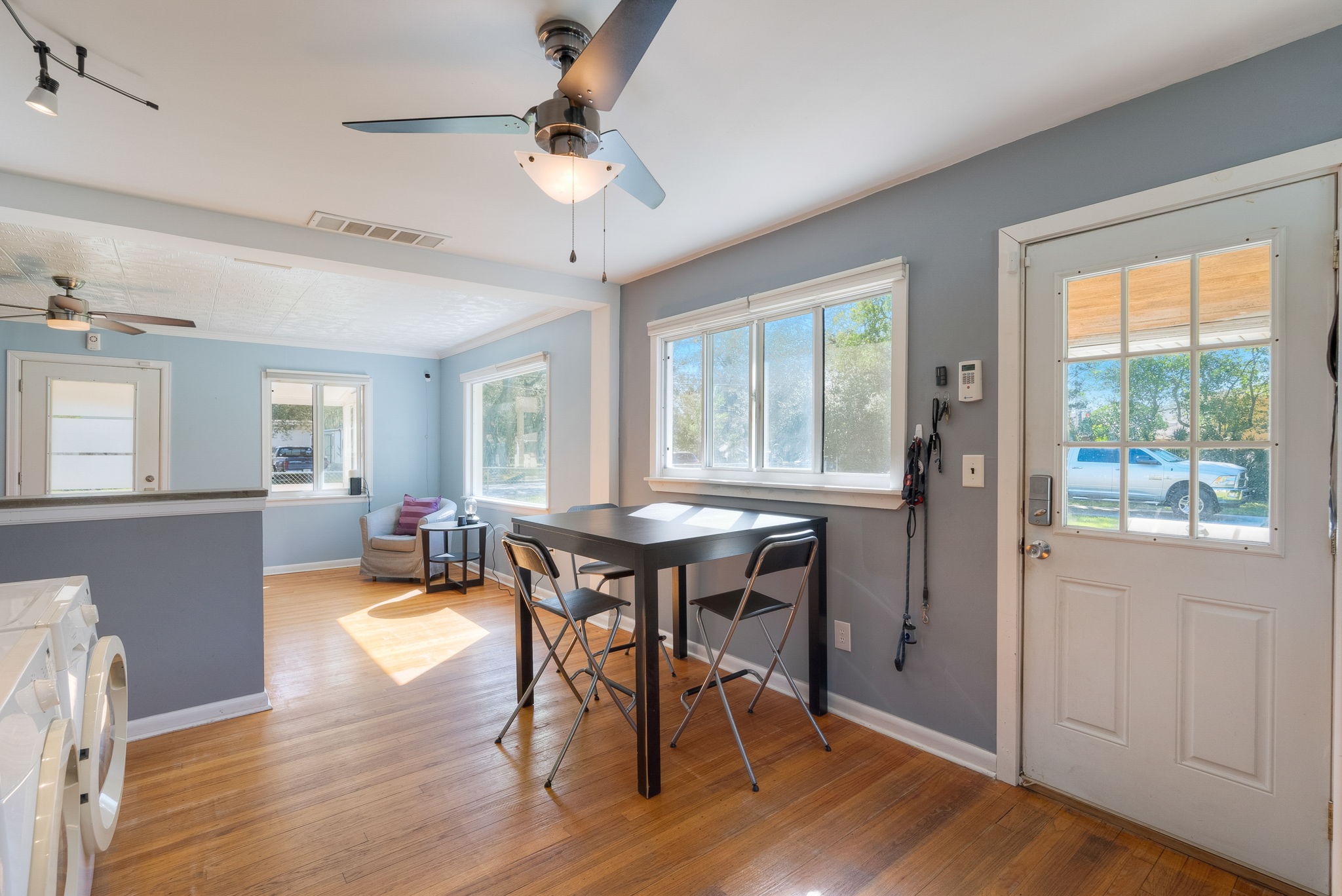 N Oakleaf Ave-014