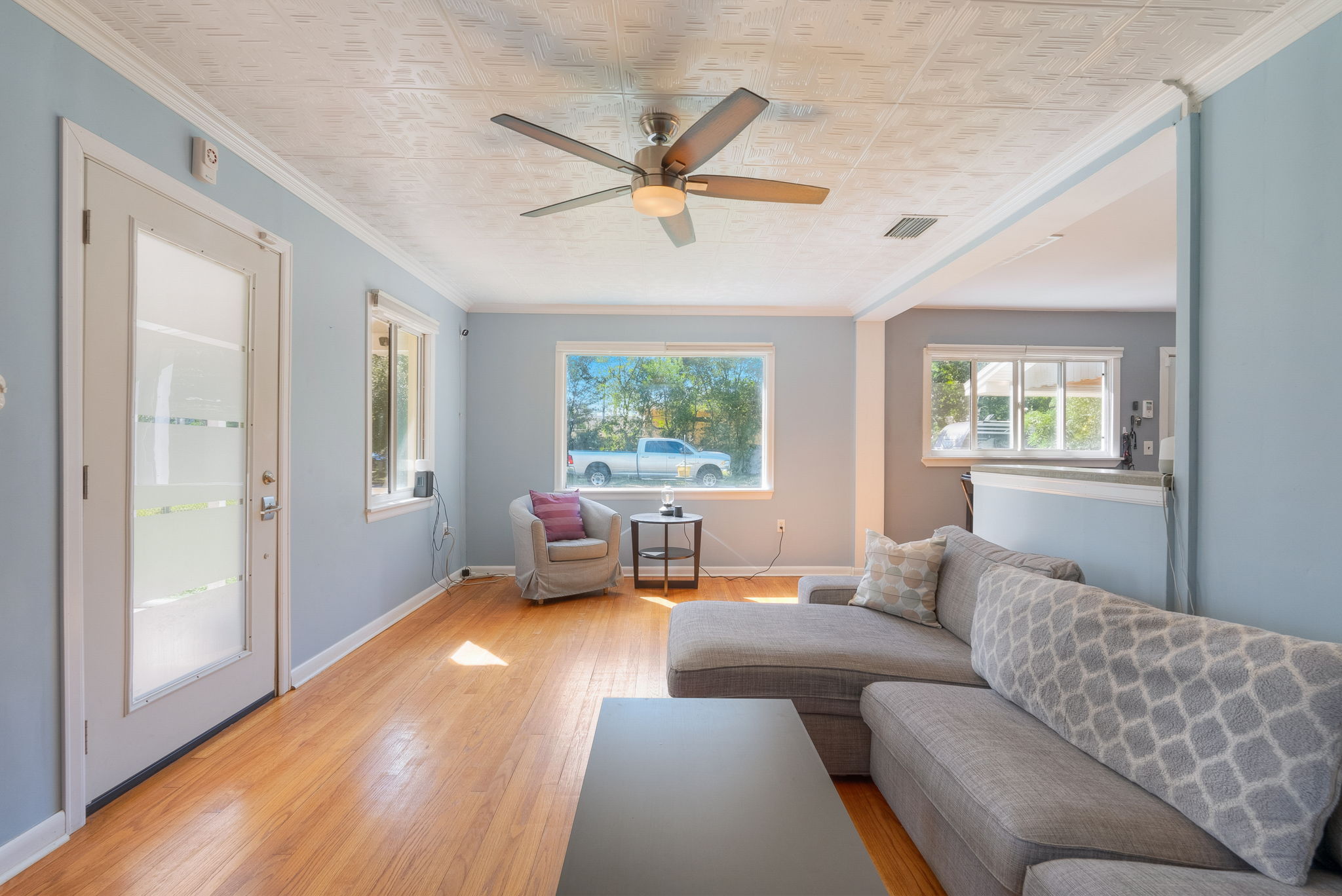 N Oakleaf Ave-008