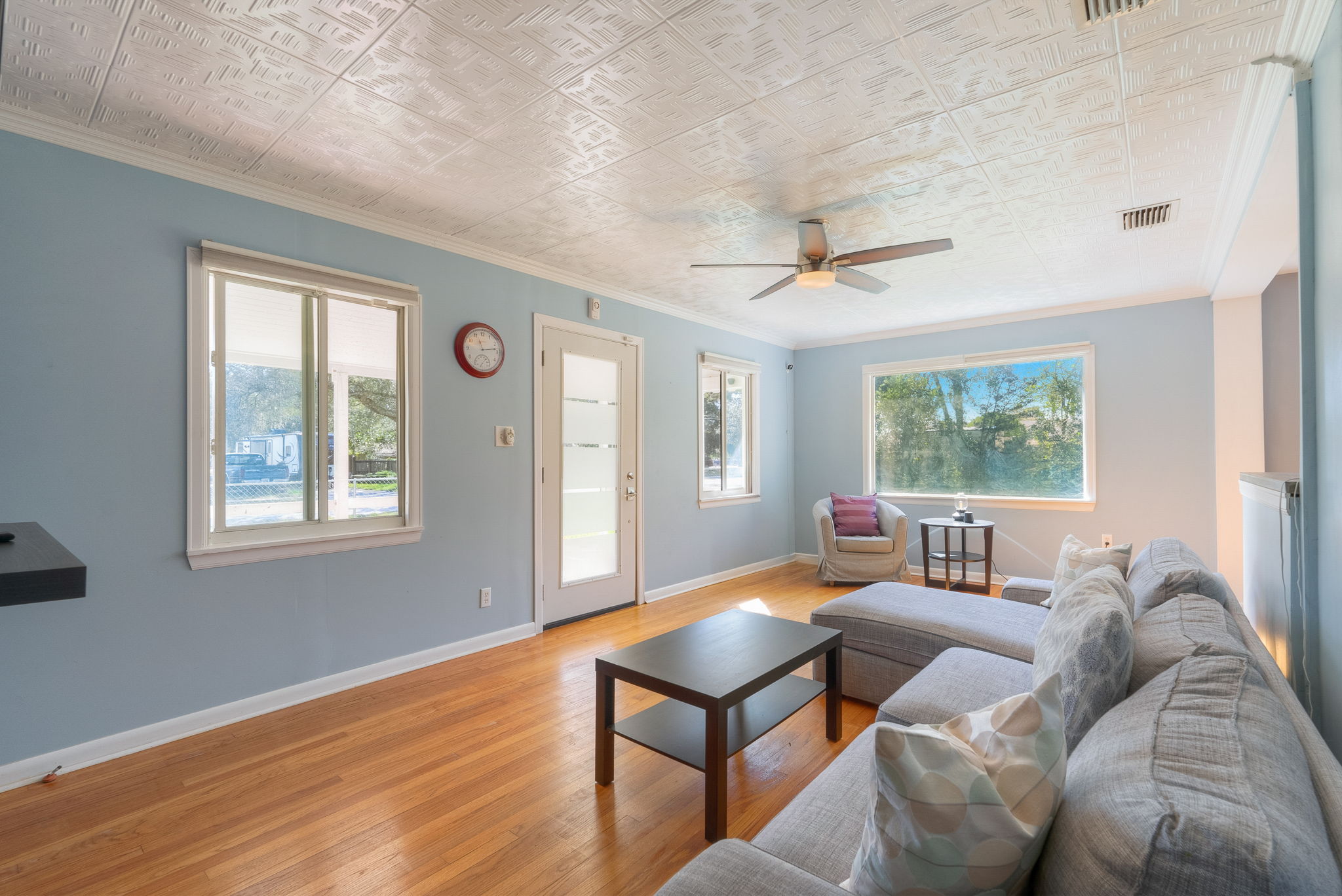 N Oakleaf Ave-007