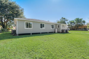 N Oakleaf Ave-035