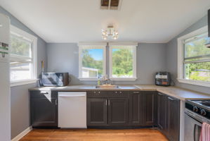 N Oakleaf Ave-012