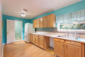 N Oakleaf Ave-019